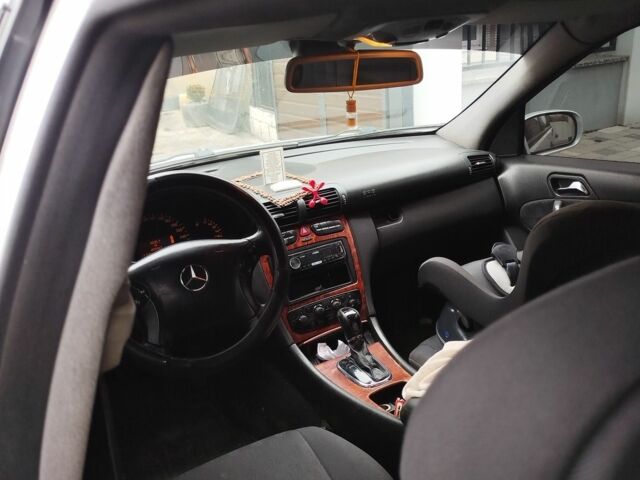 Сірий Мерседес 200, об'ємом двигуна 2.1 л та пробігом 330 тис. км за 3500 $, фото 1 на Automoto.ua