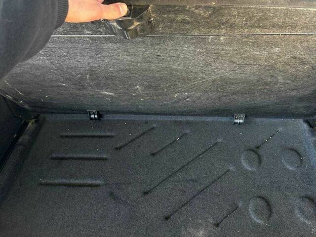 Серый Мерседес 200, объемом двигателя 2.1 л и пробегом 465 тыс. км за 5300 $, фото 16 на Automoto.ua