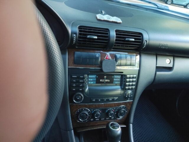 Серый Мерседес 200, объемом двигателя 2.2 л и пробегом 240 тыс. км за 4500 $, фото 4 на Automoto.ua