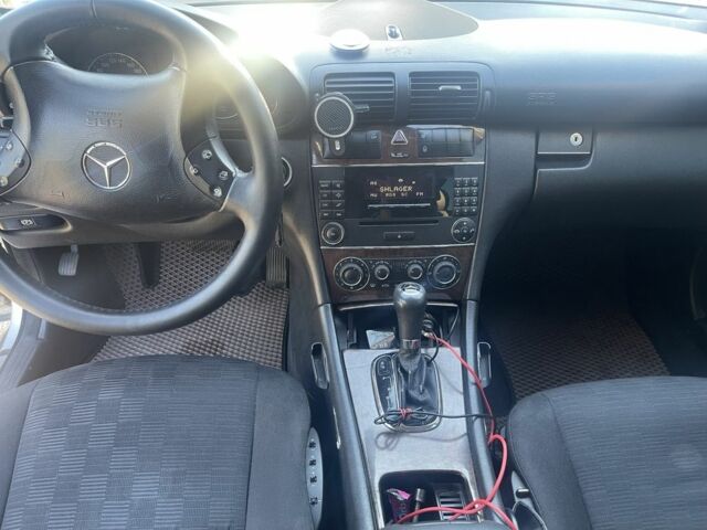 Серый Мерседес 200, объемом двигателя 2.1 л и пробегом 445 тыс. км за 5100 $, фото 4 на Automoto.ua