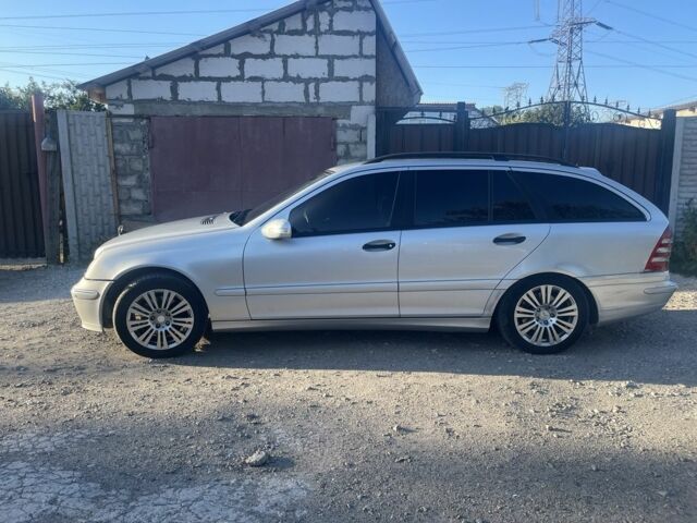 Серый Мерседес 200, объемом двигателя 2.1 л и пробегом 445 тыс. км за 5100 $, фото 1 на Automoto.ua