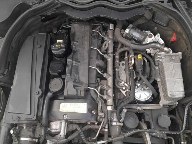 Серый Мерседес 200, объемом двигателя 2.1 л и пробегом 392 тыс. км за 7300 $, фото 19 на Automoto.ua