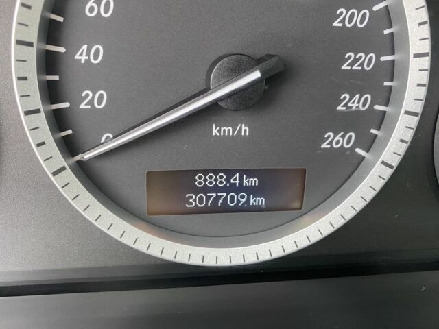 Серый Мерседес 200, объемом двигателя 2.1 л и пробегом 300 тыс. км за 7400 $, фото 7 на Automoto.ua