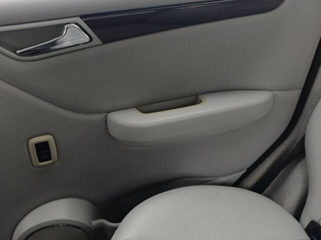 Синий Мерседес 200, объемом двигателя 2 л и пробегом 170 тыс. км за 4500 $, фото 8 на Automoto.ua