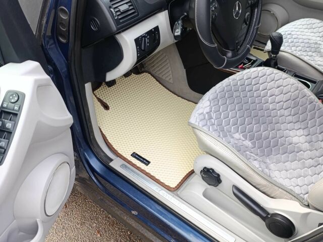 Синий Мерседес 200, объемом двигателя 2 л и пробегом 170 тыс. км за 4500 $, фото 13 на Automoto.ua