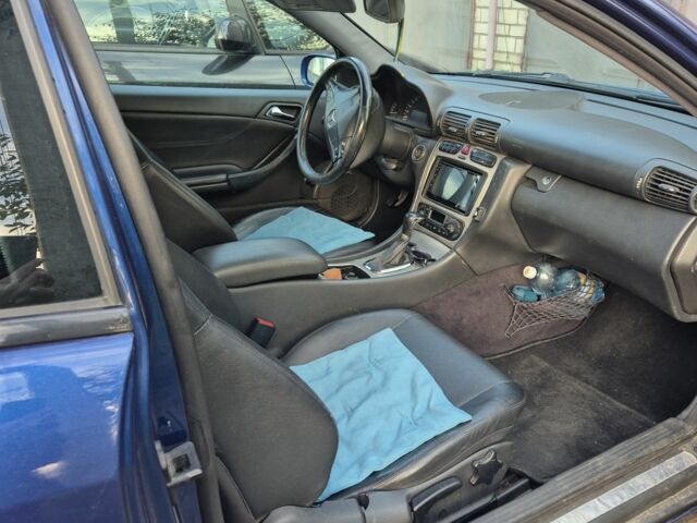 Синий Мерседес 200, объемом двигателя 2 л и пробегом 249 тыс. км за 4200 $, фото 1 на Automoto.ua