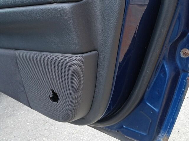 Синий Мерседес 200, объемом двигателя 2 л и пробегом 249 тыс. км за 4200 $, фото 12 на Automoto.ua