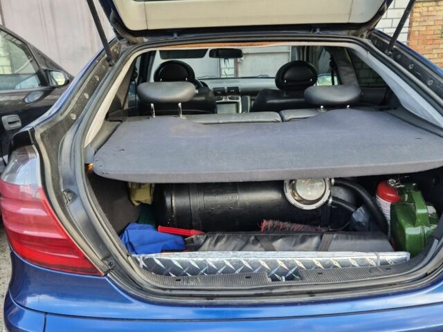 Синий Мерседес 200, объемом двигателя 2 л и пробегом 249 тыс. км за 4200 $, фото 6 на Automoto.ua