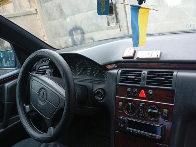 Синий Мерседес 200, объемом двигателя 2.3 л и пробегом 370 тыс. км за 3350 $, фото 3 на Automoto.ua
