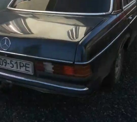 Синий Мерседес 200, объемом двигателя 2 л и пробегом 680 тыс. км за 1300 $, фото 2 на Automoto.ua