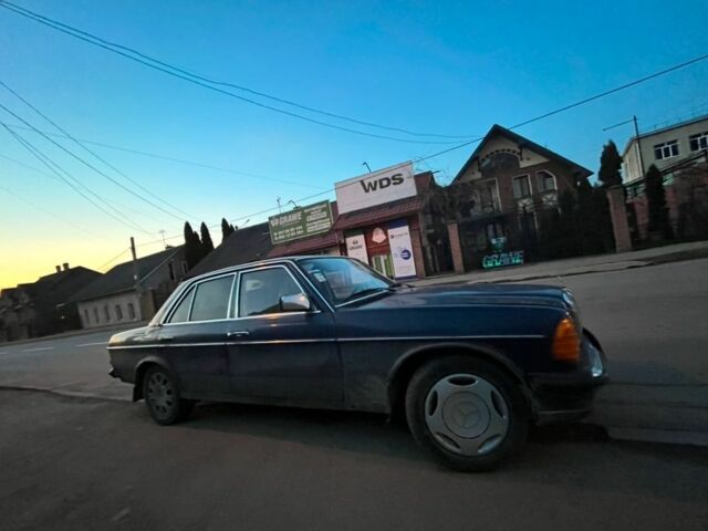 Синий Мерседес 200, объемом двигателя 2 л и пробегом 57 тыс. км за 1750 $, фото 1 на Automoto.ua