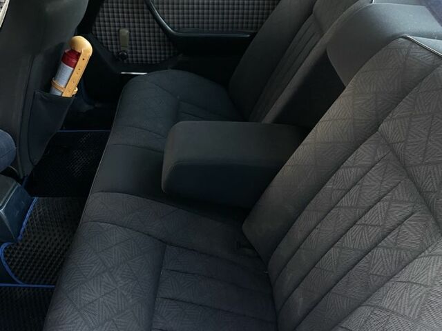 Синий Мерседес 200, объемом двигателя 2 л и пробегом 385 тыс. км за 1600 $, фото 4 на Automoto.ua