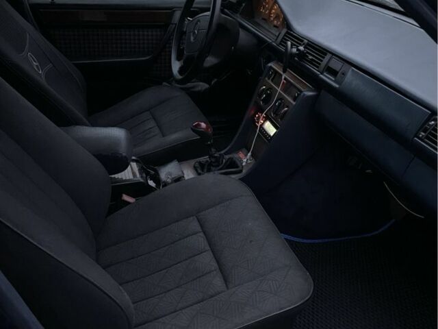 Синий Мерседес 200, объемом двигателя 2 л и пробегом 385 тыс. км за 1600 $, фото 2 на Automoto.ua