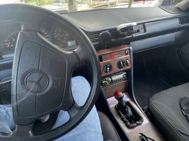 Синий Мерседес 200, объемом двигателя 2 л и пробегом 385 тыс. км за 1600 $, фото 3 на Automoto.ua