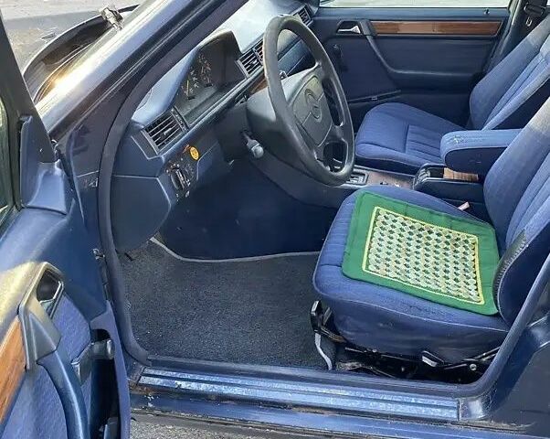 Синий Мерседес 200, объемом двигателя 2 л и пробегом 345 тыс. км за 1300 $, фото 8 на Automoto.ua