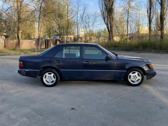 Синий Мерседес 200, объемом двигателя 2 л и пробегом 345 тыс. км за 1300 $, фото 3 на Automoto.ua