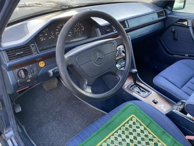 Синий Мерседес 200, объемом двигателя 2 л и пробегом 345 тыс. км за 1300 $, фото 9 на Automoto.ua