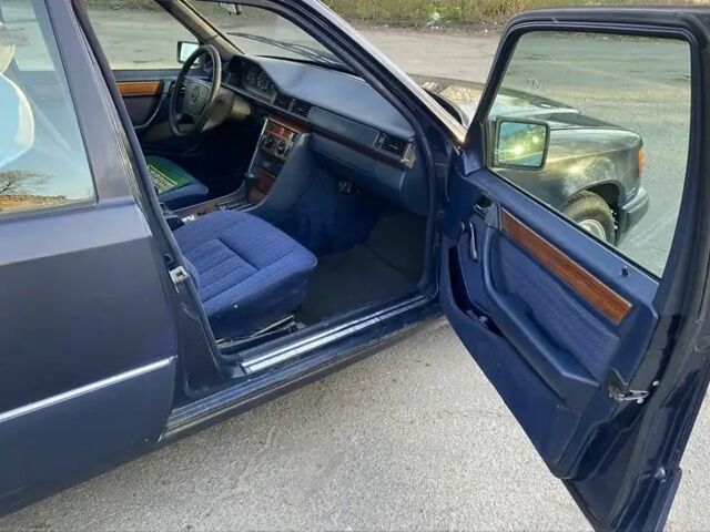 Синий Мерседес 200, объемом двигателя 2 л и пробегом 345 тыс. км за 1300 $, фото 12 на Automoto.ua