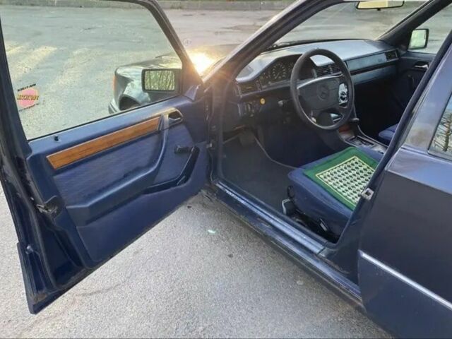 Синий Мерседес 200, объемом двигателя 2 л и пробегом 345 тыс. км за 1300 $, фото 7 на Automoto.ua