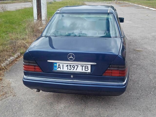 Синий Мерседес 200, объемом двигателя 2 л и пробегом 600 тыс. км за 2400 $, фото 2 на Automoto.ua