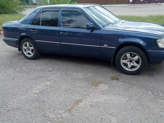 Синий Мерседес 200, объемом двигателя 2 л и пробегом 600 тыс. км за 2400 $, фото 1 на Automoto.ua