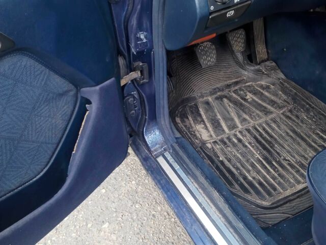 Синий Мерседес 200, объемом двигателя 2 л и пробегом 600 тыс. км за 2400 $, фото 12 на Automoto.ua