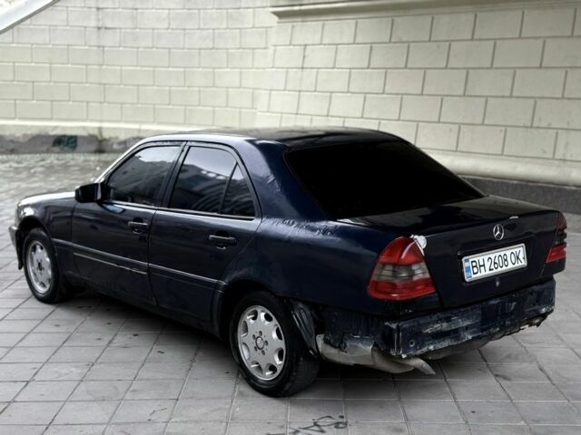 Синий Мерседес 200, объемом двигателя 1.8 л и пробегом 300 тыс. км за 1400 $, фото 3 на Automoto.ua