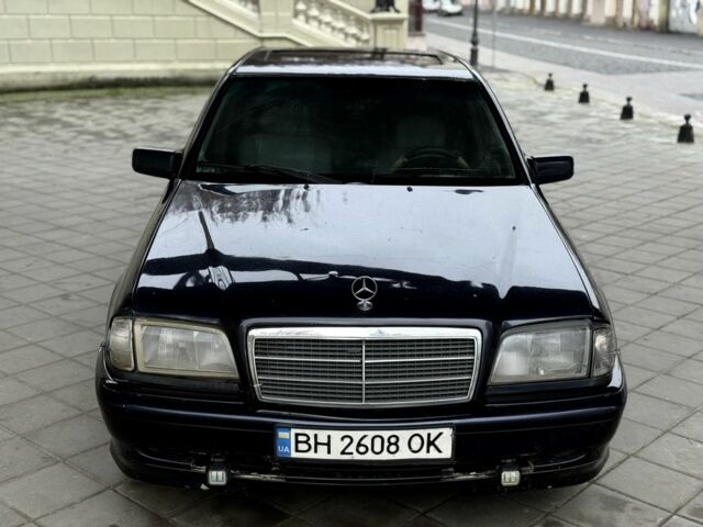 Синий Мерседес 200, объемом двигателя 1.8 л и пробегом 300 тыс. км за 1400 $, фото 1 на Automoto.ua