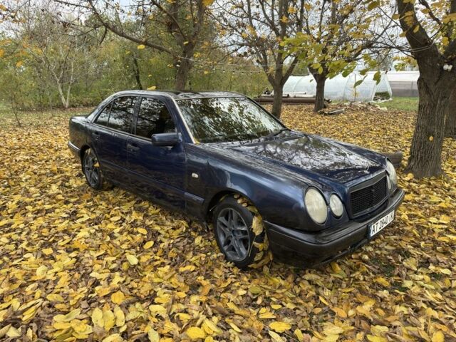 Синий Мерседес 200, объемом двигателя 2 л и пробегом 300 тыс. км за 1800 $, фото 2 на Automoto.ua