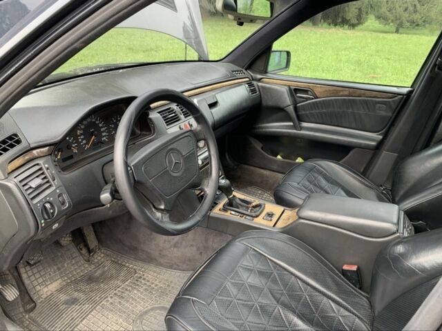 Мерседес 200 1996 у Здолбунове на Automoto.ua Синій Мерседес 200, об'ємом двигуна 2 л та пробігом 300 тис. км за 1900 $, фото 7 на Automoto.ua