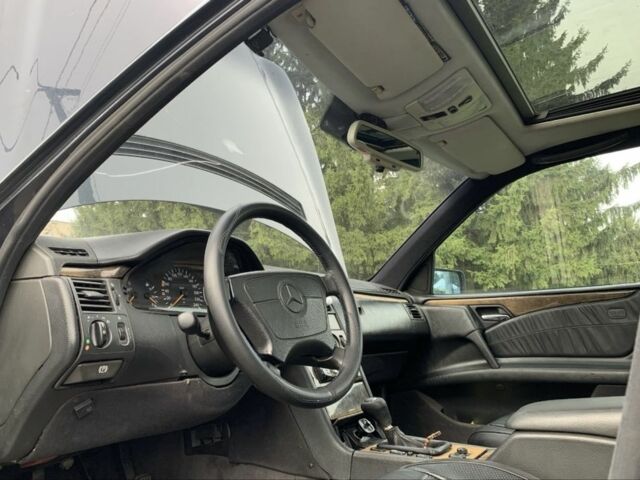 Мерседес 200 1996 у Здолбунове на Automoto.ua Синій Мерседес 200, об'ємом двигуна 2 л та пробігом 300 тис. км за 1900 $, фото 6 на Automoto.ua