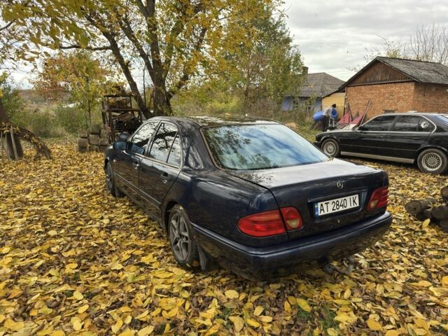 Синий Мерседес 200, объемом двигателя 2 л и пробегом 300 тыс. км за 1800 $, фото 6 на Automoto.ua