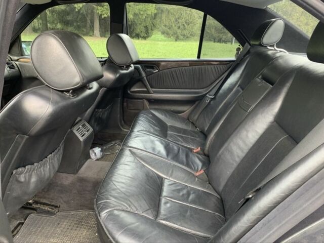 Мерседес 200 1996 у Здолбунове на Automoto.ua Синій Мерседес 200, об'ємом двигуна 2 л та пробігом 300 тис. км за 1900 $, фото 4 на Automoto.ua