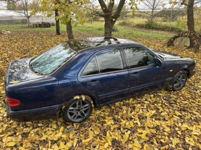 Синий Мерседес 200, объемом двигателя 2 л и пробегом 300 тыс. км за 1800 $, фото 4 на Automoto.ua