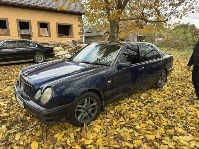 Синий Мерседес 200, объемом двигателя 2 л и пробегом 300 тыс. км за 1800 $, фото 1 на Automoto.ua