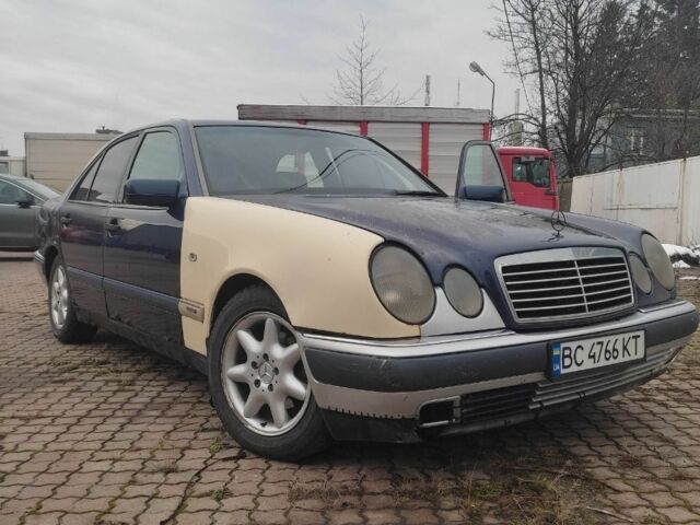 Синий Мерседес 200, объемом двигателя 2 л и пробегом 300 тыс. км за 1800 $, фото 4 на Automoto.ua