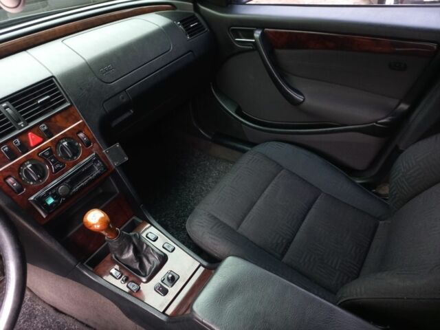 Синий Мерседес 200, объемом двигателя 2 л и пробегом 320 тыс. км за 3300 $, фото 6 на Automoto.ua