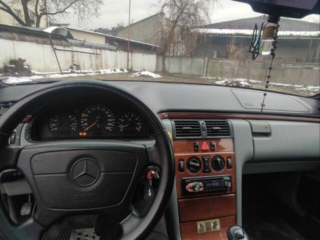Синий Мерседес 200, объемом двигателя 2 л и пробегом 300 тыс. км за 1800 $, фото 8 на Automoto.ua