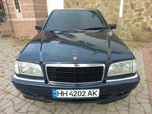 Синий Мерседес 200, объемом двигателя 2 л и пробегом 320 тыс. км за 3300 $, фото 1 на Automoto.ua