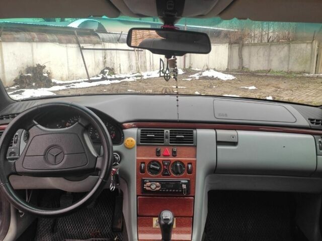 Синий Мерседес 200, объемом двигателя 2 л и пробегом 300 тыс. км за 1800 $, фото 9 на Automoto.ua