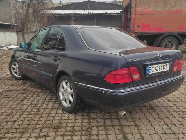 Синий Мерседес 200, объемом двигателя 2 л и пробегом 300 тыс. км за 1800 $, фото 7 на Automoto.ua