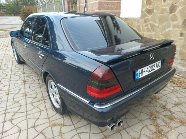 Синий Мерседес 200, объемом двигателя 2 л и пробегом 320 тыс. км за 3300 $, фото 4 на Automoto.ua