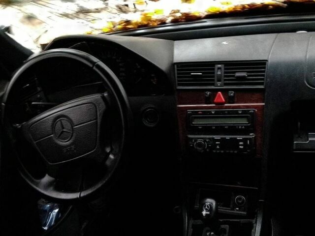 Синий Мерседес 200, объемом двигателя 1.8 л и пробегом 121 тыс. км за 650 $, фото 2 на Automoto.ua