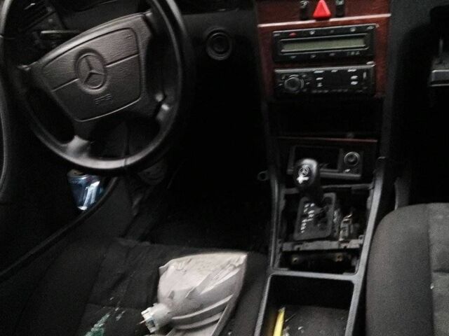 Синий Мерседес 200, объемом двигателя 1.8 л и пробегом 121 тыс. км за 650 $, фото 5 на Automoto.ua