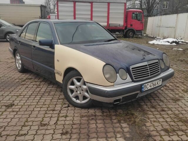 Синий Мерседес 200, объемом двигателя 2 л и пробегом 300 тыс. км за 1800 $, фото 3 на Automoto.ua