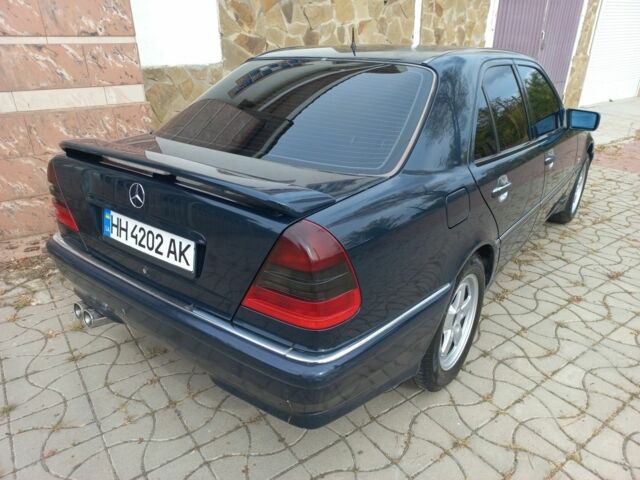 Синий Мерседес 200, объемом двигателя 2 л и пробегом 320 тыс. км за 3300 $, фото 3 на Automoto.ua