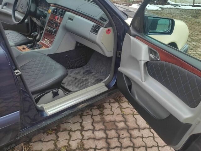 Синий Мерседес 200, объемом двигателя 2 л и пробегом 300 тыс. км за 1800 $, фото 11 на Automoto.ua