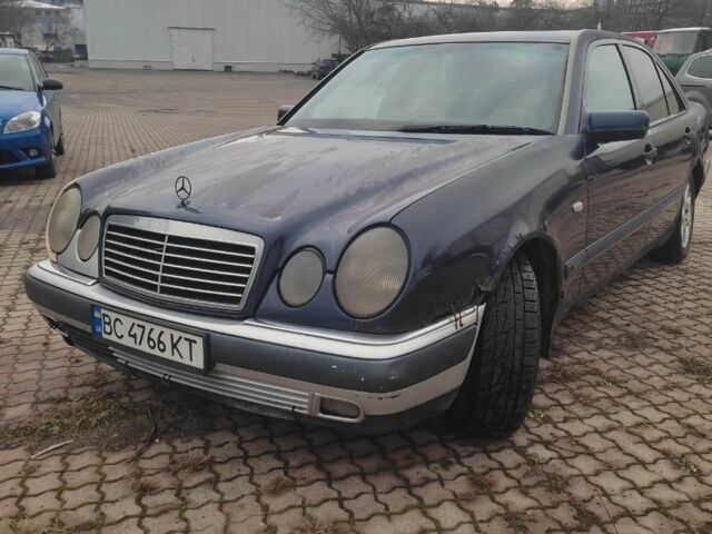 Синий Мерседес 200, объемом двигателя 2 л и пробегом 300 тыс. км за 1800 $, фото 1 на Automoto.ua