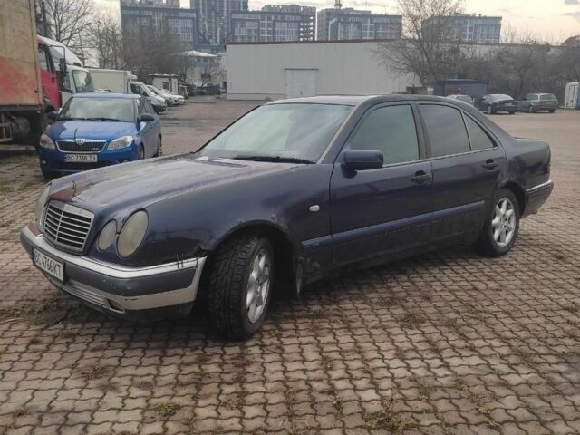 Синий Мерседес 200, объемом двигателя 2 л и пробегом 300 тыс. км за 1800 $, фото 2 на Automoto.ua