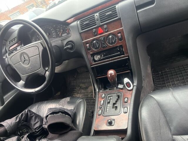 Синий Мерседес 200, объемом двигателя 2 л и пробегом 400 тыс. км за 2000 $, фото 2 на Automoto.ua